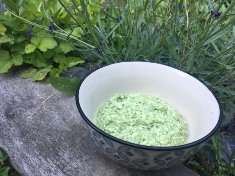 Pesto de tiges de Tétragone et piment cabri