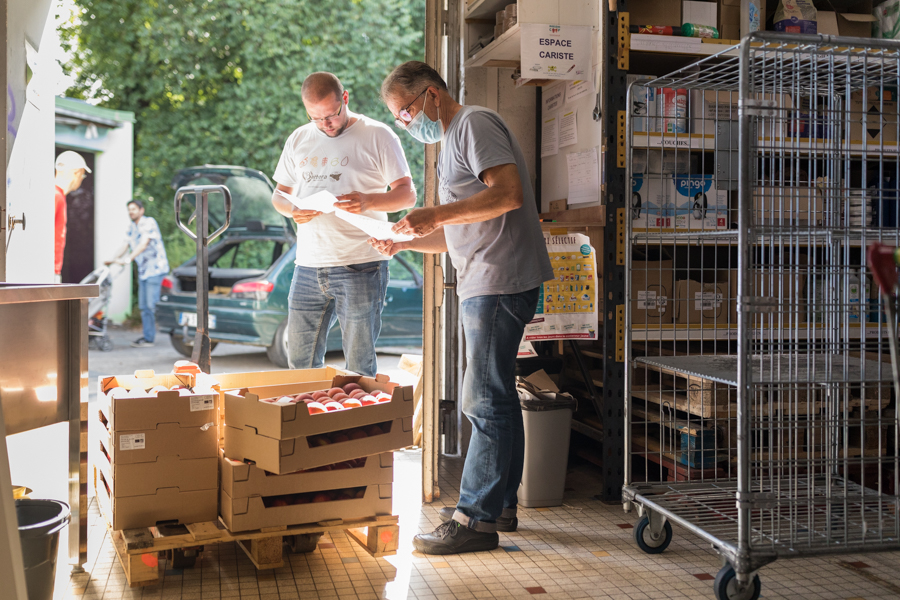 Breizhicoop - coopérat.rice.eur.s au travail -  cariste et livraison des marchandises : réception de fruits par un bénévole cariste